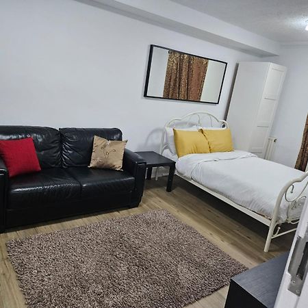 Charming 3-Bedroom Retreat With Modern Comforts South Ockendon Buitenkant foto