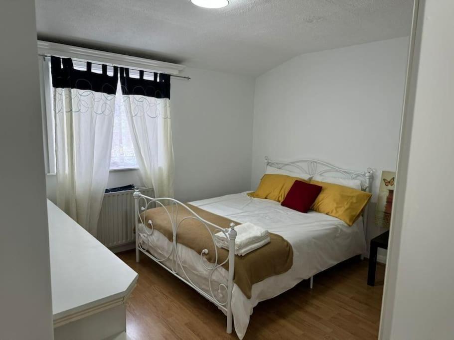 Charming 3-Bedroom Retreat With Modern Comforts South Ockendon Buitenkant foto