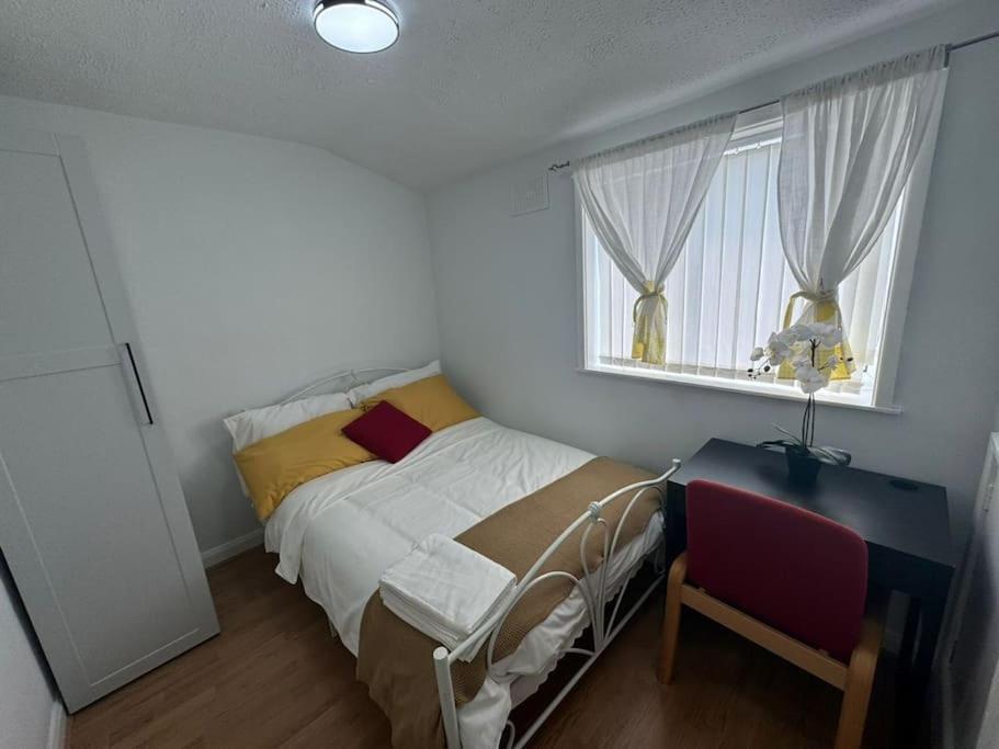 Charming 3-Bedroom Retreat With Modern Comforts South Ockendon Buitenkant foto