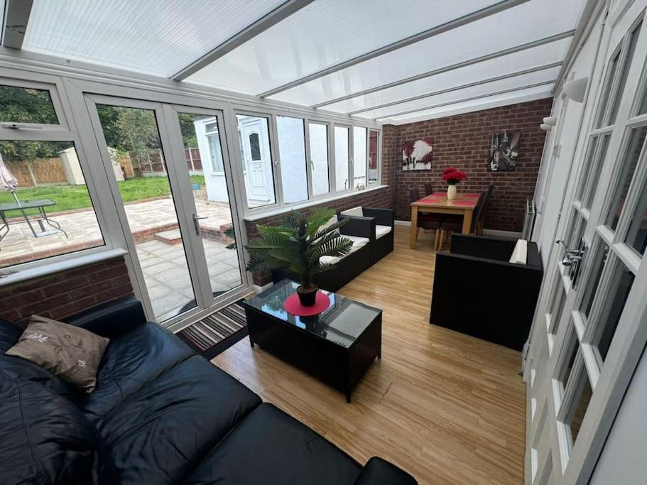 Charming 3-Bedroom Retreat With Modern Comforts South Ockendon Buitenkant foto