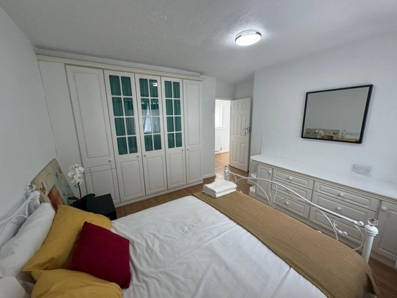 Charming 3-Bedroom Retreat With Modern Comforts South Ockendon Buitenkant foto