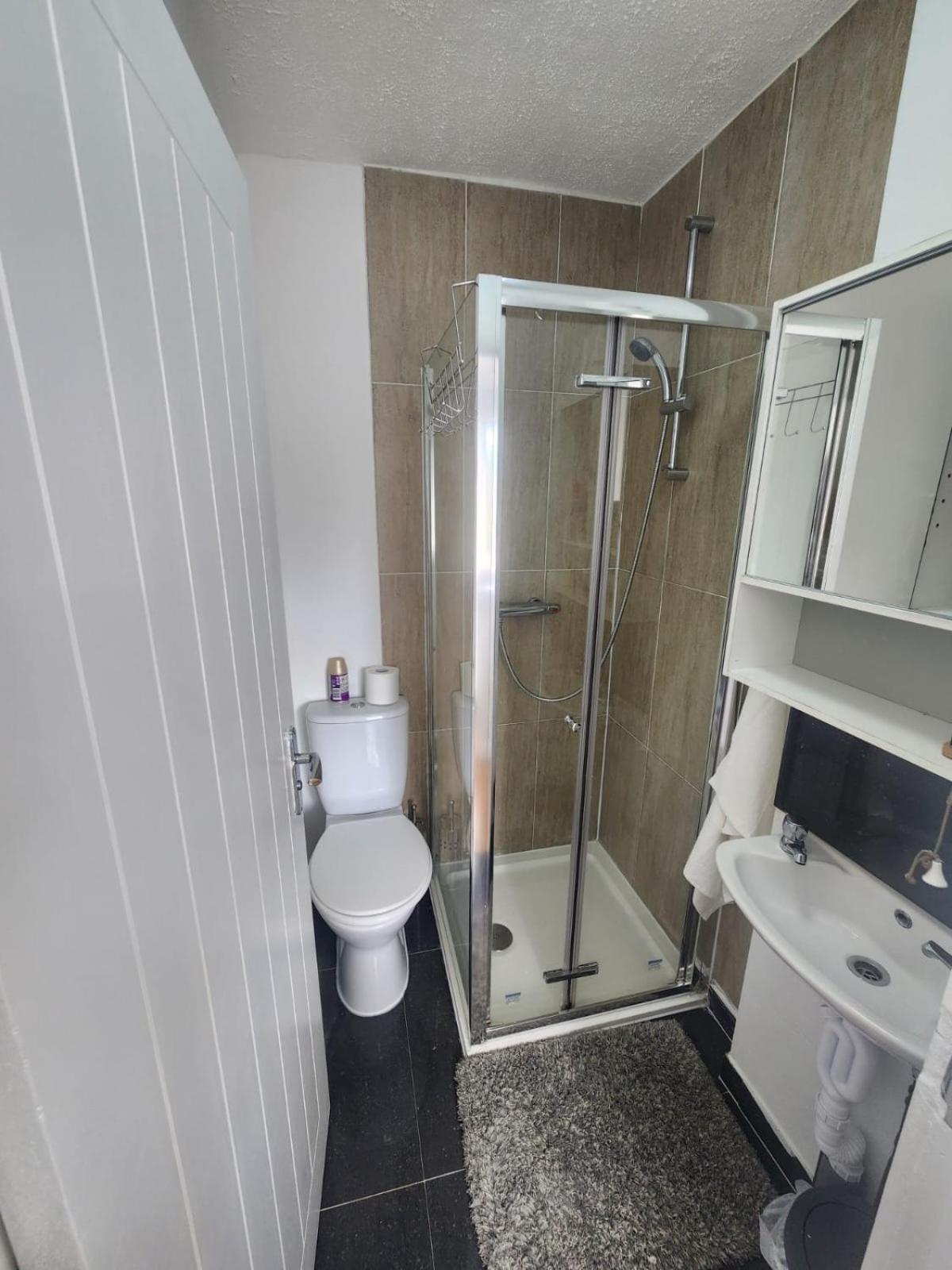 Charming 3-Bedroom Retreat With Modern Comforts South Ockendon Buitenkant foto