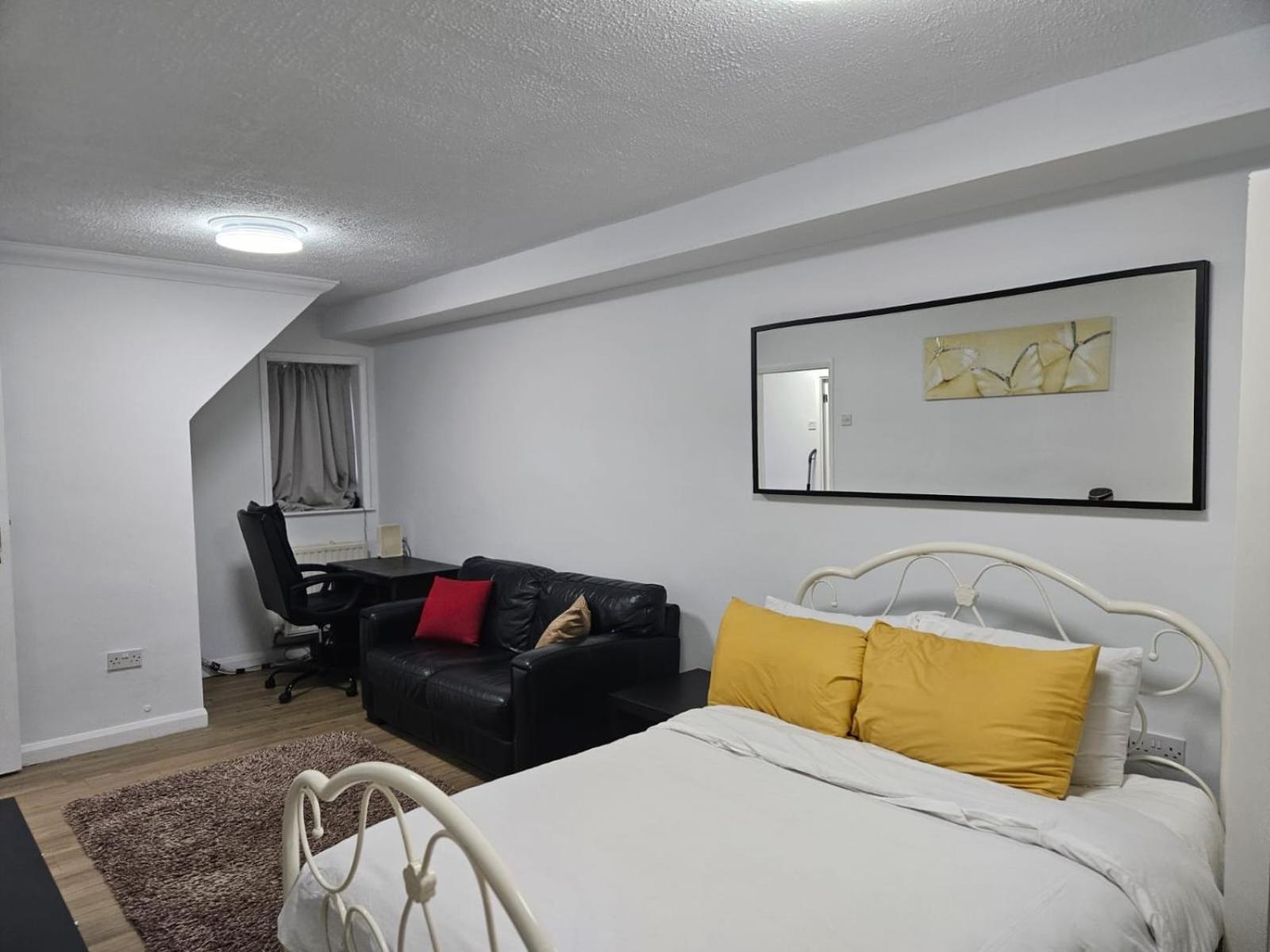 Charming 3-Bedroom Retreat With Modern Comforts South Ockendon Buitenkant foto