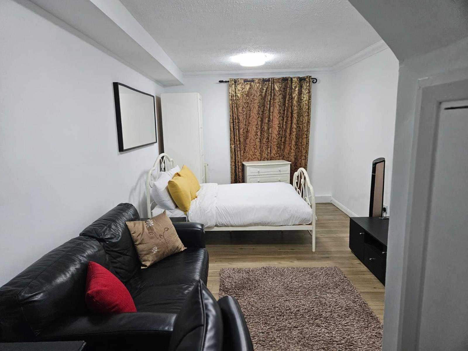 Charming 3-Bedroom Retreat With Modern Comforts South Ockendon Buitenkant foto