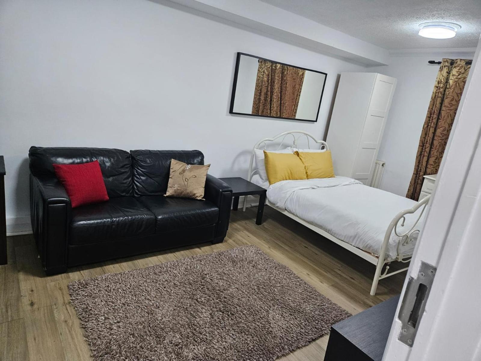 Charming 3-Bedroom Retreat With Modern Comforts South Ockendon Buitenkant foto