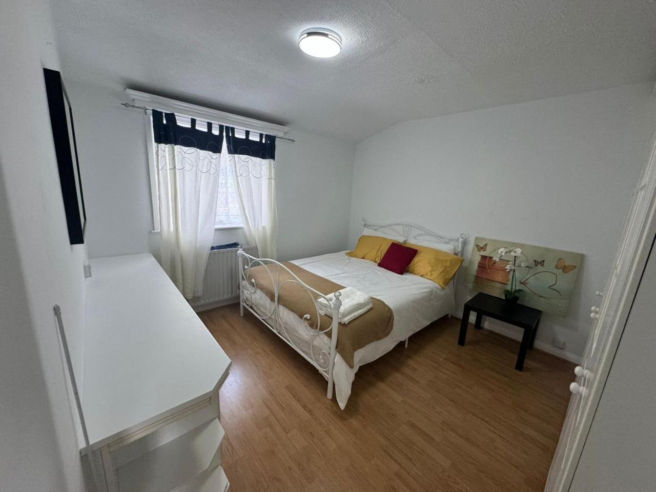 Charming 3-Bedroom Retreat With Modern Comforts South Ockendon Buitenkant foto
